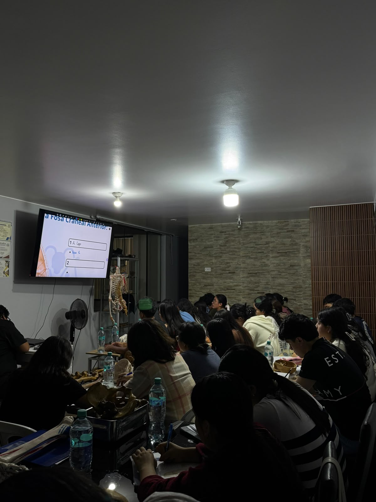 Alumnos de Academia Moore estudiando en una clase presencial